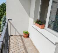 Balkon mit Blumenkästen, der zu einer 3-Zimmer-Wohnung gehört, mit Blick ins Grüne.