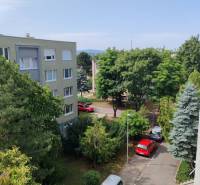 Gagarinova Straße in Senec mit Grünflächen und geparkten Autos bei einer 3-Zimmer-Wohnung.