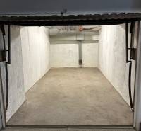 Leerer Garagenraum mit Betonboden und Wänden, Garagen.