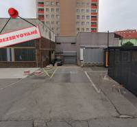 Reservierter Parkplatz bei den Garagen in der Budyšínska-Straße in Bratislava - Nové Mesto.