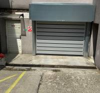 Garagen in der Budyšínska-Straße, Bratislava - Nové Mesto, mit Sektionaltoren und Eingang.