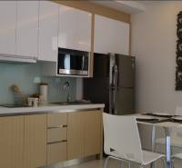 Küche in einer 2-Zimmer-Wohnung mit eingebauten Geräten und Esstisch.