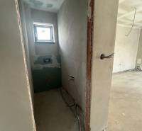 Unvollendetes Badezimmer in einem Einfamilienhaus mit Fenster und Installation.