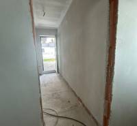 Ein Flur ohne fertige Wände und elektrische Verkabelung in einem Einfamilienhaus.