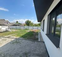 Einfamilienhaus in Žihárec mit Blick auf den Hof und die angrenzenden Grundstücke.