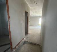 Innenansicht des Hauses, Blick auf den Flur mit Bau- und Elektroinstallation in einem Einfamilienhaus.