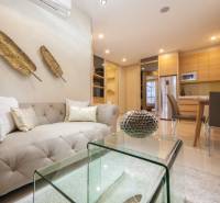 Ein stilvolles Interieur einer 2-Zimmer-Wohnung mit einem bequemen Sofa und moderner Küchenausstattung.