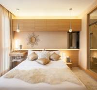 Schönes Schlafzimmer mit weichen Kissen in einer 2-Zimmer-Wohnung.
