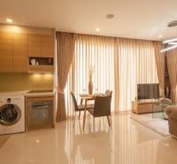 2-Zimmer-Wohnung mit Küche, Wohnzimmer und Essbereich, lichtdurchlässige Vorhänge.
