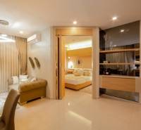Interieur einer 2-Zimmer-Wohnung mit bequemen Sitzgelegenheiten und geräumigem Schlafzimmer.
