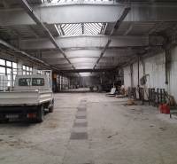 Geräumige Halle mit geparktem Auto und Lagertanks in Levice.