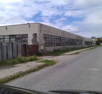 Lagerhallen in Levice mit vernachlässigter Umgebung in einer Seitenstraße.