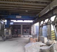 Industrielles Interieur Lagerhallen mit großen Steinblöcken und einem Kran.