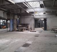 Industrielles Interieur von Lagern und Hallen mit Arbeitstischen und Gabelstapler.