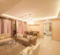 Luxuriöses Interieur einer 3-Zimmer-Wohnung mit bequemer Couch und Esstisch.