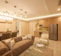 3-Zimmer-Wohnung mit Küche, Esszimmer und Wohnzimmer in sanften Farbtönen.