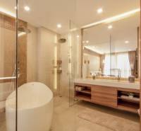 Luxuriöses Badezimmer mit Badewanne in einer 3-Zimmer-Wohnung, hochwertige Ausstattung und Beleuchtung.