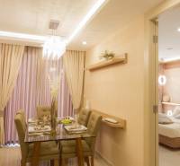 Sanft beleuchtetes Esszimmer und Wohnzimmer mit gedecktem Tisch in einer 3-Zimmer-Wohnung.