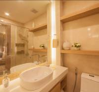 Elegantes Badezimmer mit Badewanne, Waschbecken und Spiegel in einer 3-Zimmer-Wohnung.