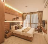 Innenraum einer 3-Zimmer-Wohnung mit elegantem Schlafzimmer, Holzmöbeln und einem großen Fenster mit beeindruckenden Vorhängen.