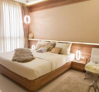Helles Schlafzimmer mit komfortablem Bett in einer 3-Zimmer-Wohnung, moderne Möbel in neutralen Farben.