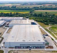 Logistiklager und Hallen in Bratislava - Devín, umgeben von Grünflächen und Straßen.