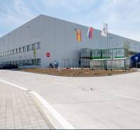 Lager- und Hallenexterieur in Bratislava - Devín mit Parkplätzen und Lastwagen.