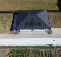 Ein Einfamilienhaus in Podlužany mit Solarpaneelen und einem geräumigen Garten.