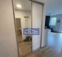Einbauschrank mit Schiebetüren in einer 2-Zimmer-Wohnung.
