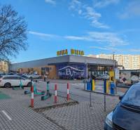 Parkplatz und Geschäft Billa in Bratislava-Petržalka am Námestie hraničiarov.