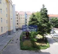 Der Hof des Wohnhauses in der Kalinčiakova-Straße in Bratislava - Nové Mesto mit Parkmöglichkeiten und Spielplatz.