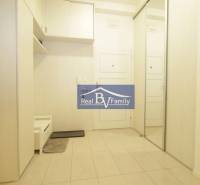 Eingangsflur mit Fliesenboden, Spiegelschrank und Einbauschränken in einer 2-Zimmer-Wohnung.
