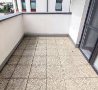 Der Balkon einer 2-Zimmer-Wohnung in der Hroznová-Straße in Trenčín mit Fliesen und Geländer.