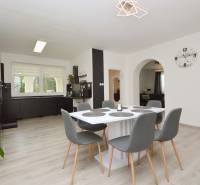 Esszimmer mit rundem Tisch und grauen Stühlen in einem Einfamilienhaus.