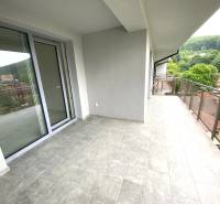 Geräumiger Balkon mit Blick auf die umliegende Landschaft in einer 2-Zimmer-Wohnung in Rajecké Teplice.