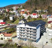 Das Bild zeigt die umliegenden Häuser und den neuen Apartmentkomplex in der Nádražná-Straße.