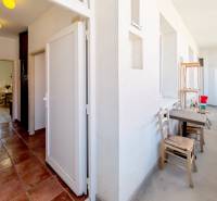 Der Flur führt in das Zimmer und auf den Balkon der 2-Zimmer-Wohnung, mit Terrakottafliesen.