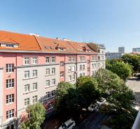 Blick vom Balkon in der Kalinčiakova-Straße in Bratislava - Nové Mesto, mit einer Umgebung voller Grün.
