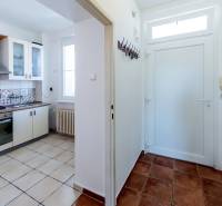 Küche und Flur in einer 2-Zimmer-Wohnung mit Keramikfliesen und Küchenzeile.
