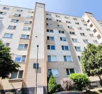 Wohngebäude in der Hornádska-Straße in Bratislava mit Bäumen und Parkplätzen.