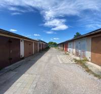 Reihen-Garagen in der Kolárska-Straße in Spišská Nová Ves an einem sonnigen Tag.