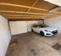 Ein Auto, das in einer Garage in der Kolárska-Straße in Spišská Nová Ves geparkt ist.
