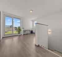 Heller Flur mit Treppe und Zugang zur Terrasse in einer 4-Zimmer-Wohnung.