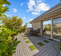 Terrasse bei einer 4-Zimmer-Wohnung in der Záhradná-Straße in Most pri Bratislave, Sitzgelegenheiten und Pflanzen.