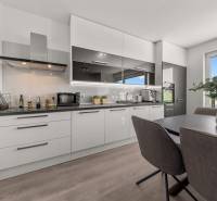 Küche in einer 4-Zimmer-Wohnung mit Esstisch und moderner Ausstattung.