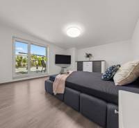 Schlafzimmer in einer 4-Zimmer-Wohnung mit Doppelbett und Terrassentüren.