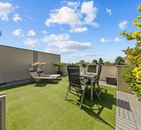 Terrasse in einer 4-Zimmer-Wohnung in der Záhradná-Straße in Most pri Bratislave.