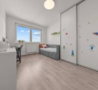 Kinderzimmer in einer 4-Zimmer-Wohnung mit Bett, Schreibtisch und Schrank mit Weltraummotiven.