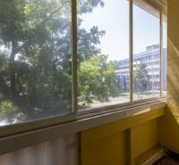 Blick von der Loggia einer 4-Zimmer-Wohnung auf die Straße in Bratislava - Ružinov, Sabinovská.