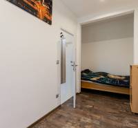 Ein kleines Schlafzimmer mit einem Bett und Holzboden in einer Vierzimmerwohnung.